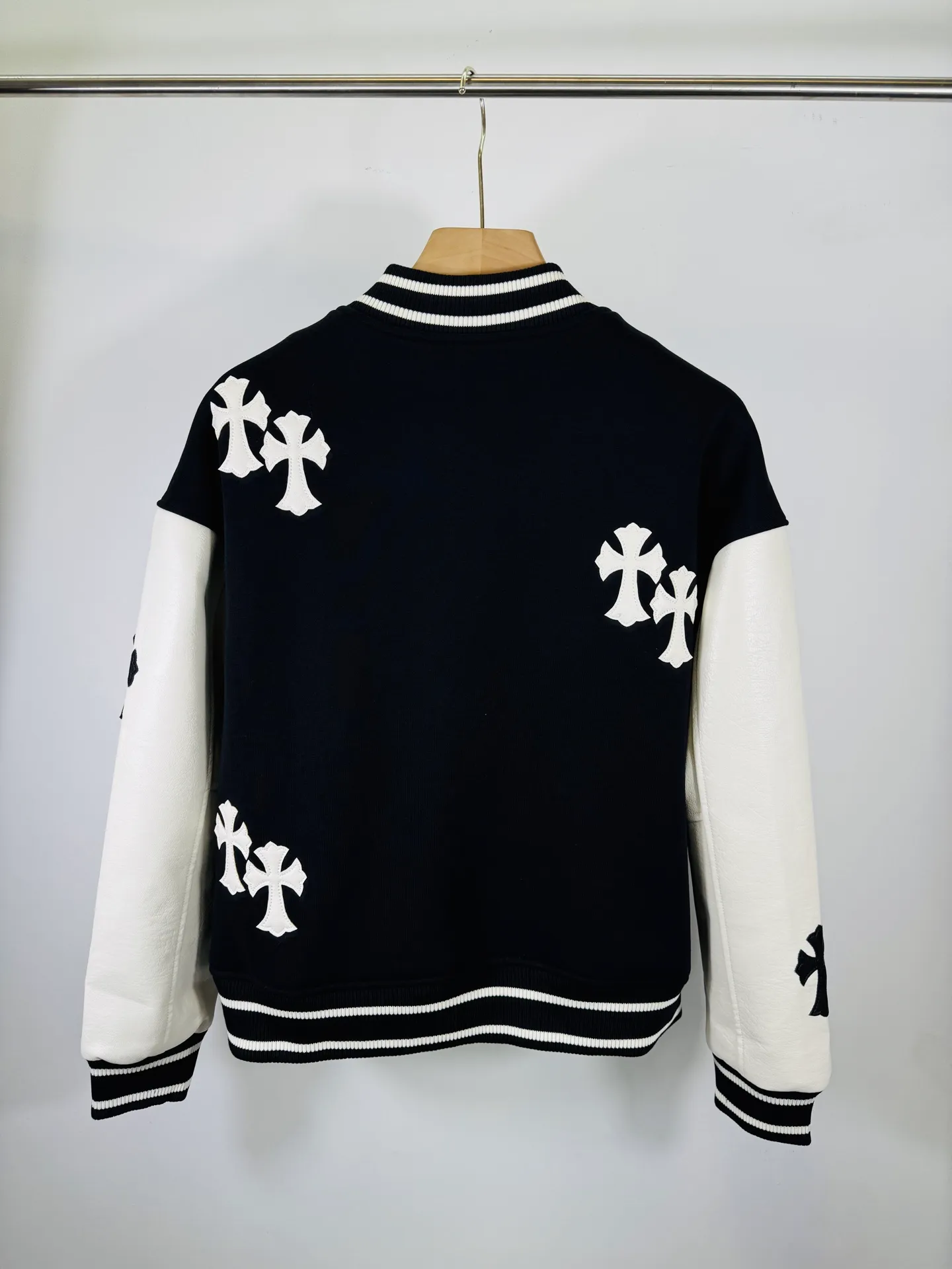 P520 top version 🐮 Real shot without P, ​​different from market products] Chrome Hearts 🍁Winter clothing is coming🍁 Sanskrit cross woolen leather sleeves spliced ​​baseball embroidered cotton jacket, heavy embroidery ➕ both sleeves and whole leather, counter synchronization, heavy industry! ! Customized version of thickened woolen fabric, silk lining, customized version of hardware, not the ordinary version on the market! ! Recommended color: wool with leather Style number: 25-361 Code number: S, M, L, XL